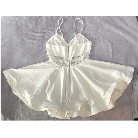 Windsor, Size Medium, White - Picture 2 of 3